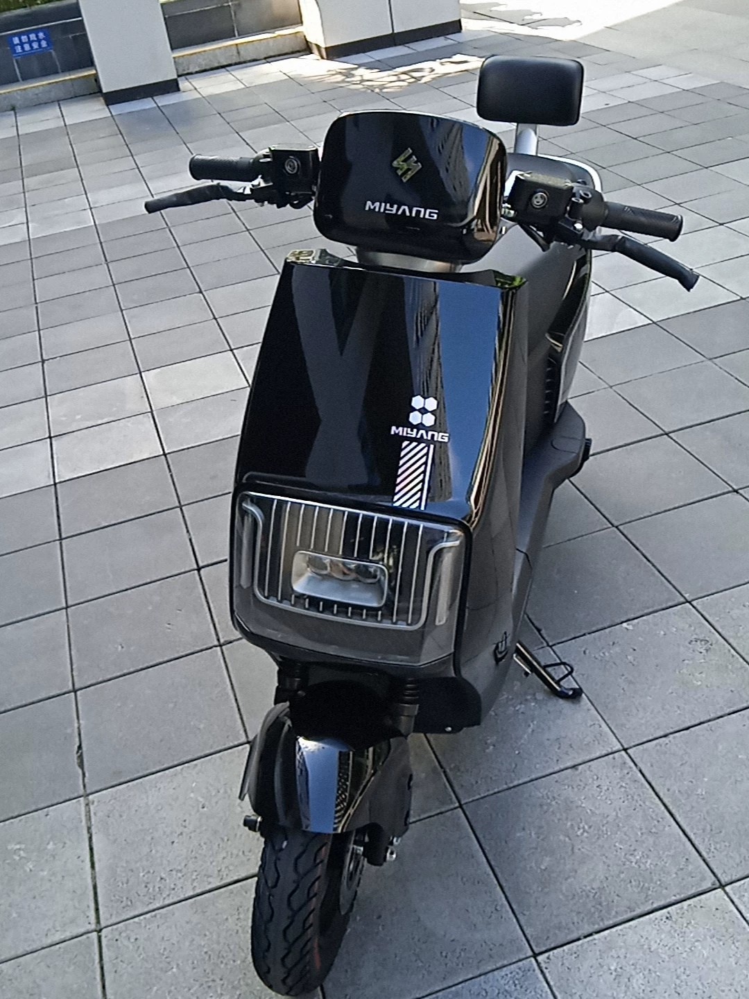 个人闲置，转让全新电动车，有缘分的低价出，成色很新如图，精品车，车况极好，续航五十公里左右，手机一键操作，新国标可上牌，配手机支架，送头盔。 标注的是以旧换新的